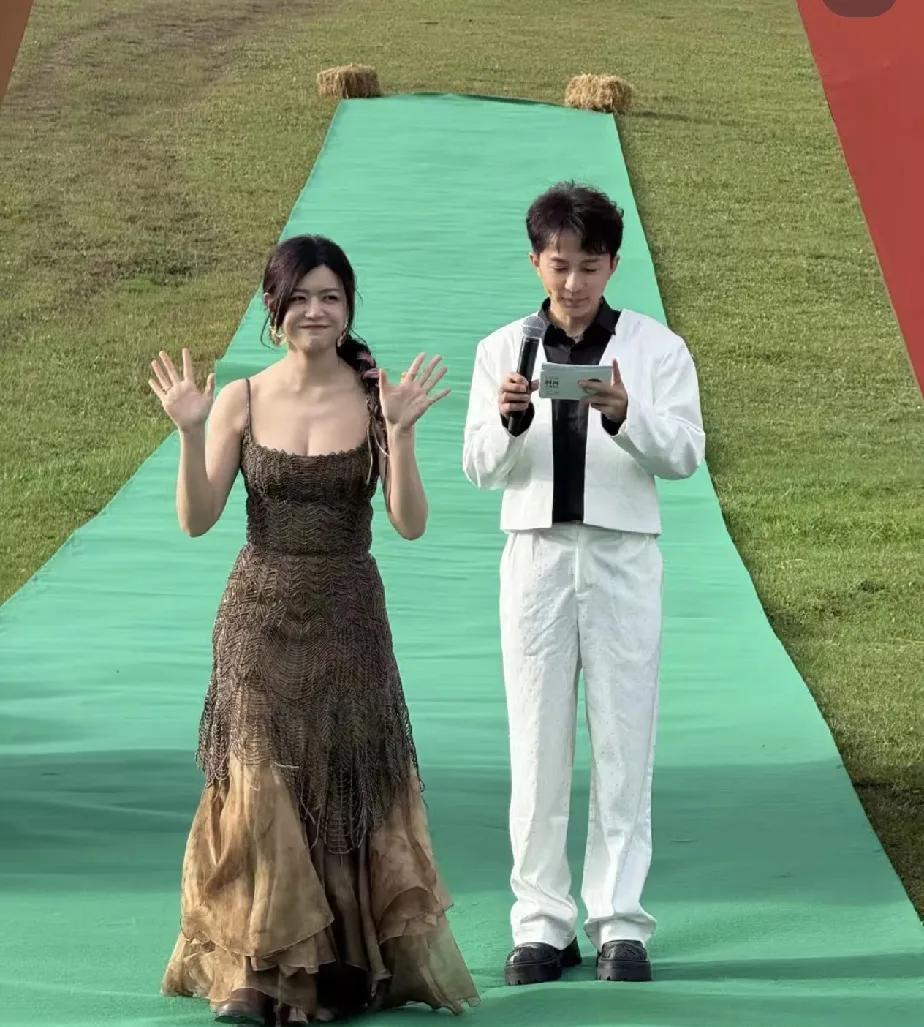 这姐真人长这样，怎么是五五分比例？不过皮肤是真好，陈晓不知会不会后悔？