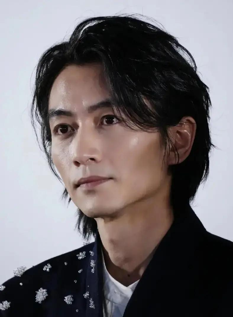 离婚第7个月，陈妍希微博涨粉200万她剪了短发，练出马甲线，在浪姐4唱《小