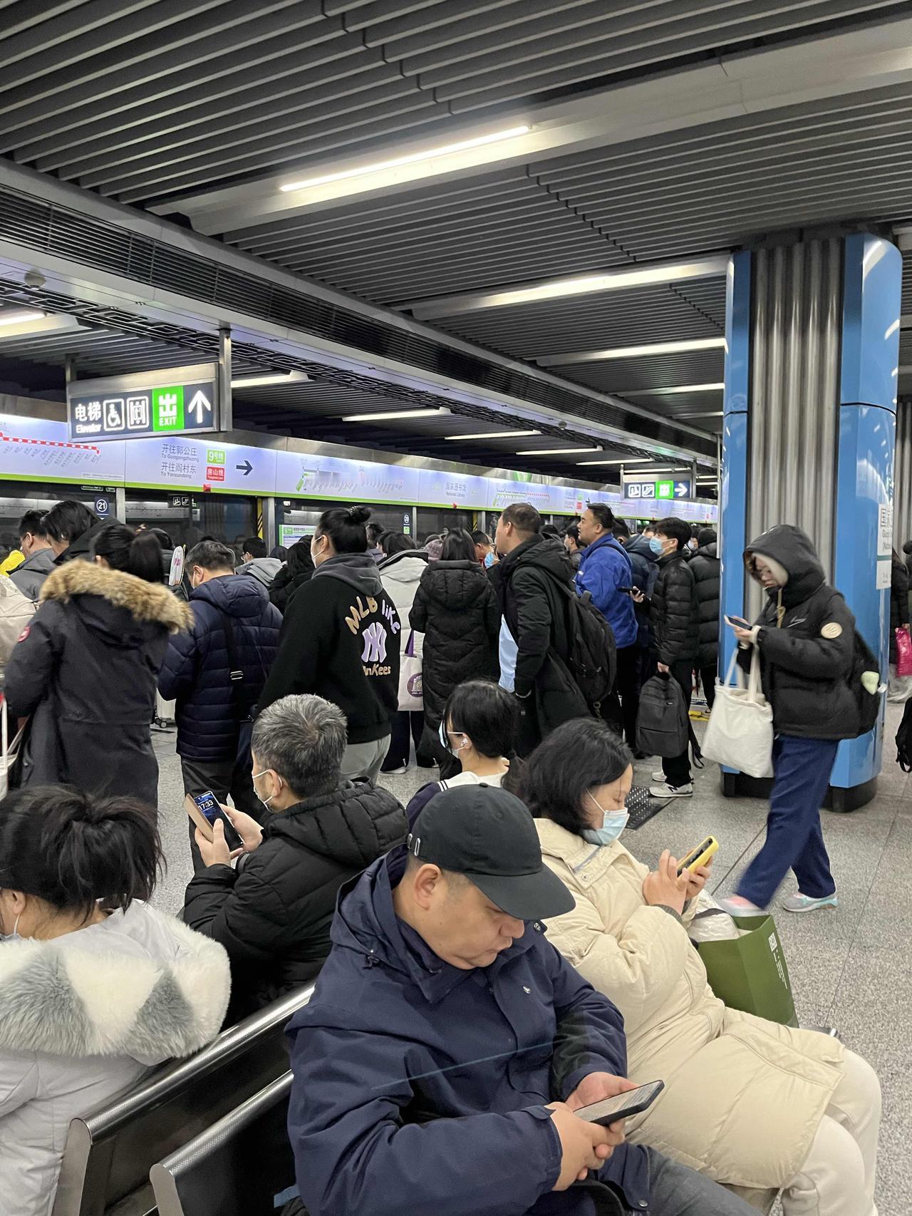 北京下雪，地铁人流激增！今天北京城区从12点多开始飘雪花，目前地面已经被白雪