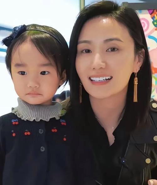 李亚鹏不在的三桌年夜饭，她才吃出了年味。你懂那种感觉吗？前妻带着女儿，背的不