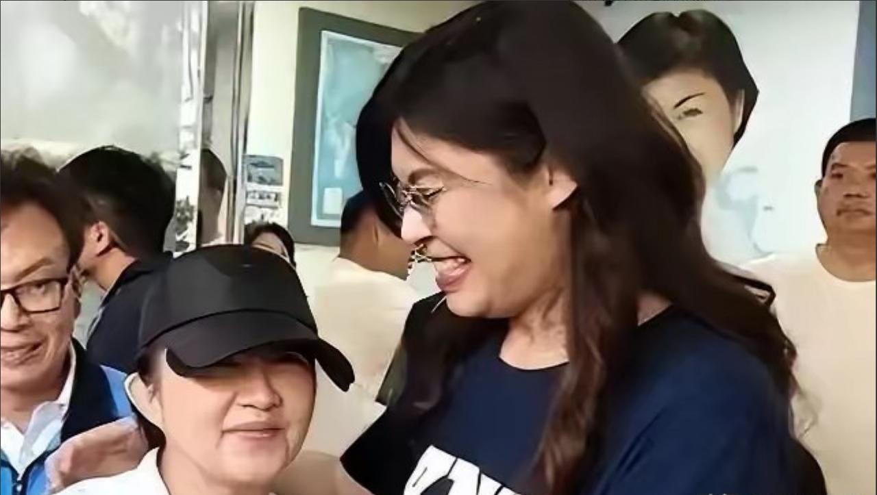 高雄女孩黄渝绣十六岁时在直播中慷慨激昂地扬言要“手撕解放军”，如今在杭州的大学校