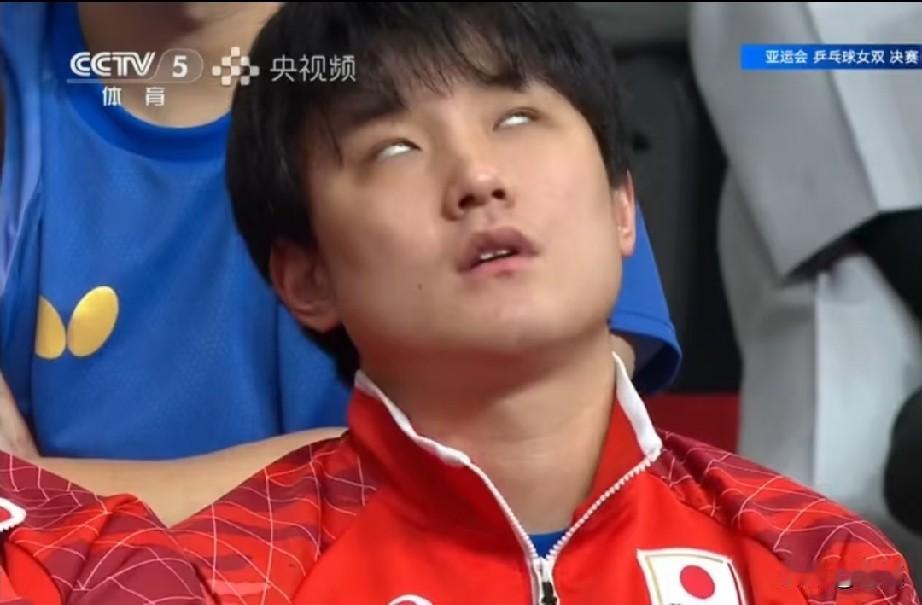 张本智和现场气的上演翻白眼！！刚刚亚运会女双比赛现场中，张本智和也来现场给妹