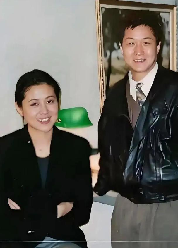 72岁的王文澜拄着拐杖，在老四合院里守来了1米97的儿子。当年那场婚变，世人只看