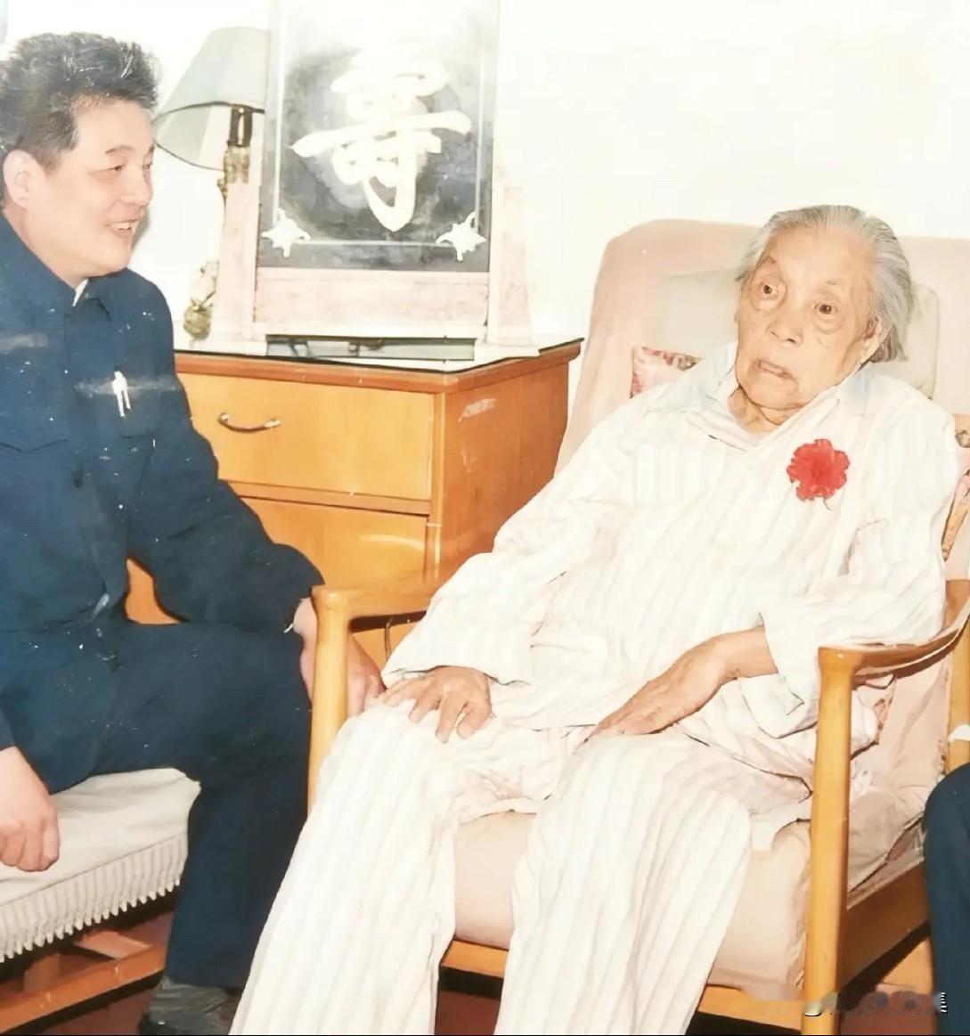 上世纪九十年代，蔡畅大姐晚年坐在沙发上的老照片，曾经的女斗也敌不过岁月。尽管病痛