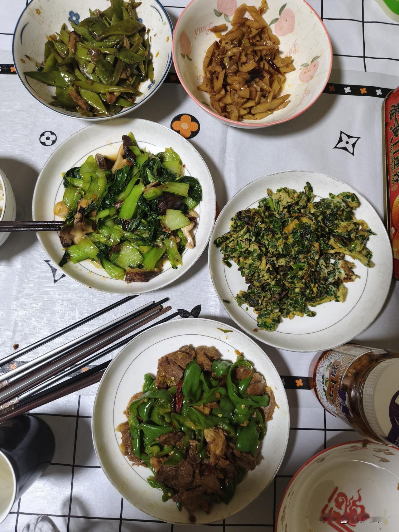 今天晚饭五个菜，香菇青菜，青椒牛肉，韭菜鸡蛋，藕条，炒架梅。今天明天父亲要去轮班