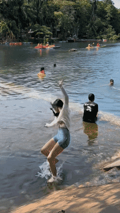 玩了五分钟，住院一个月！听说她要景区承担一部分责任，不知道结果如何！