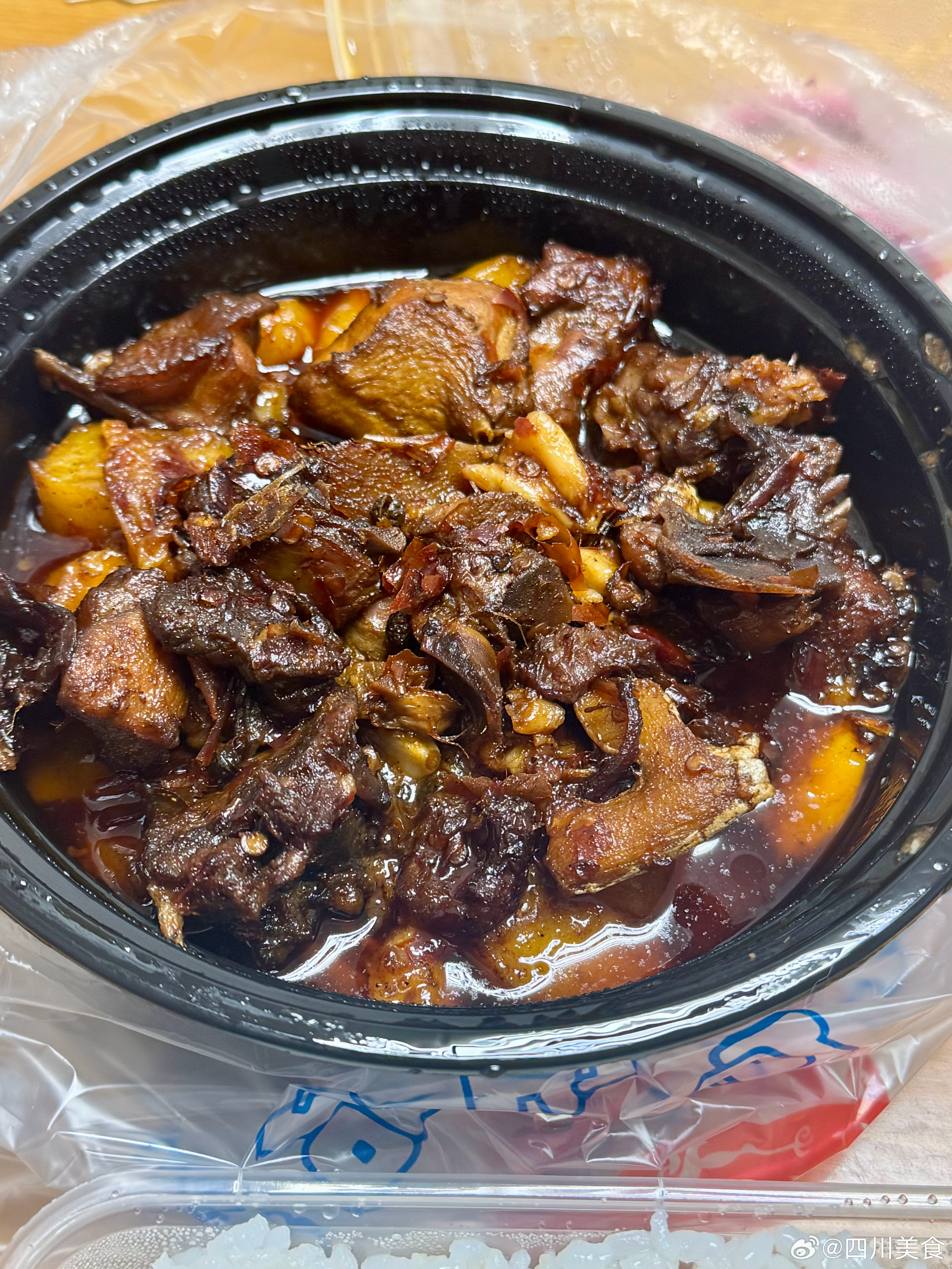 周末连续两天的午饭都是这个辣子鸡，昨天点了半斤，今天直接点一斤！终于是吃够了。应