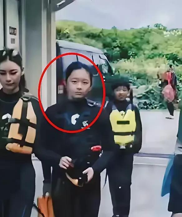 一直被保护汪小菲女儿小玥玥还是露脸了，孩子轮廓像汪小菲，神态似大S、从孩子忧郁脸