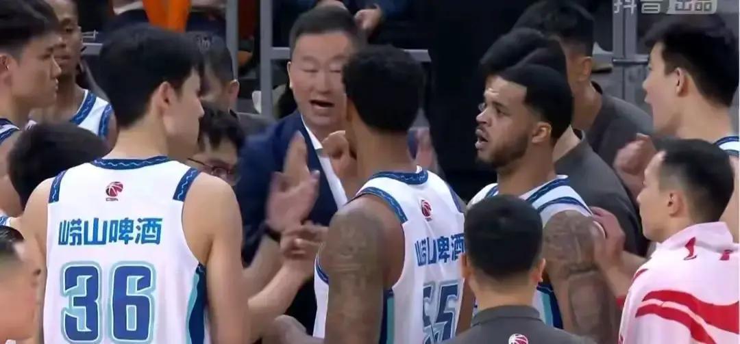 别再怪王哲林手软了。上海输浙江那口气，根本不是某个球员能喘上来的。你看到的