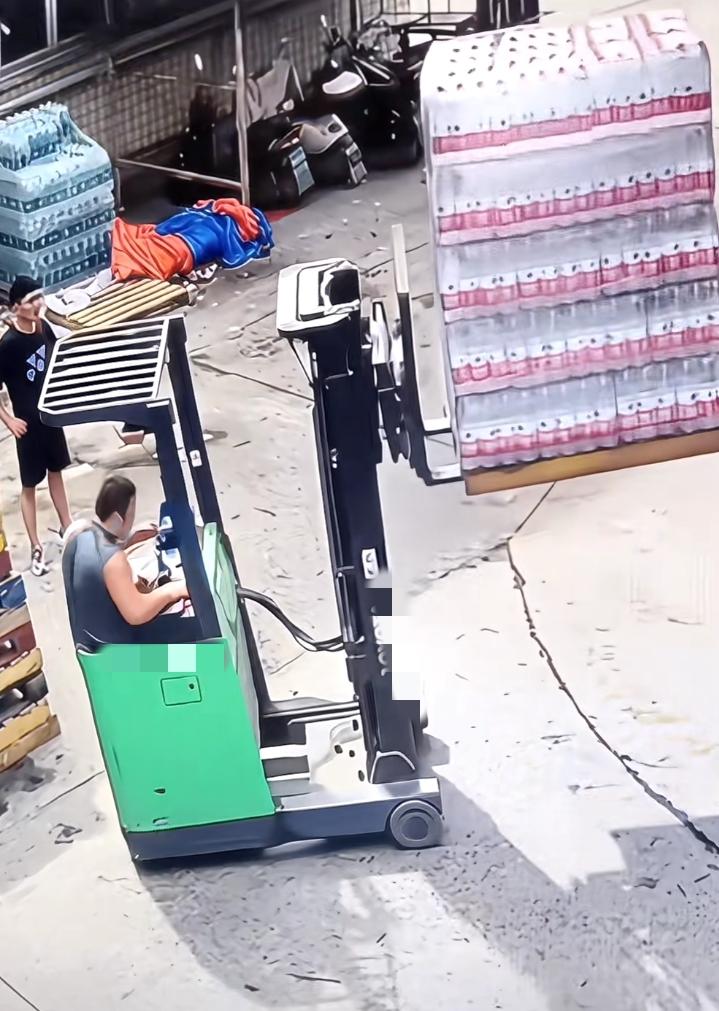 叉车小伙据理力争还是没有保住那份工作，主管的轻蔑一笑让他瞬间明白应该坚持自己的想
