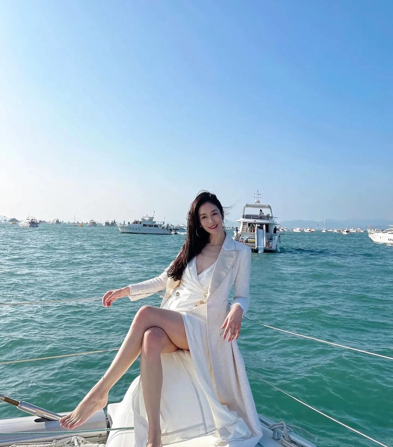 演员温峥嵘的一张游艇随拍，漂亮大气，时尚靓丽，一双又美又直的大长腿特别吸睛。
