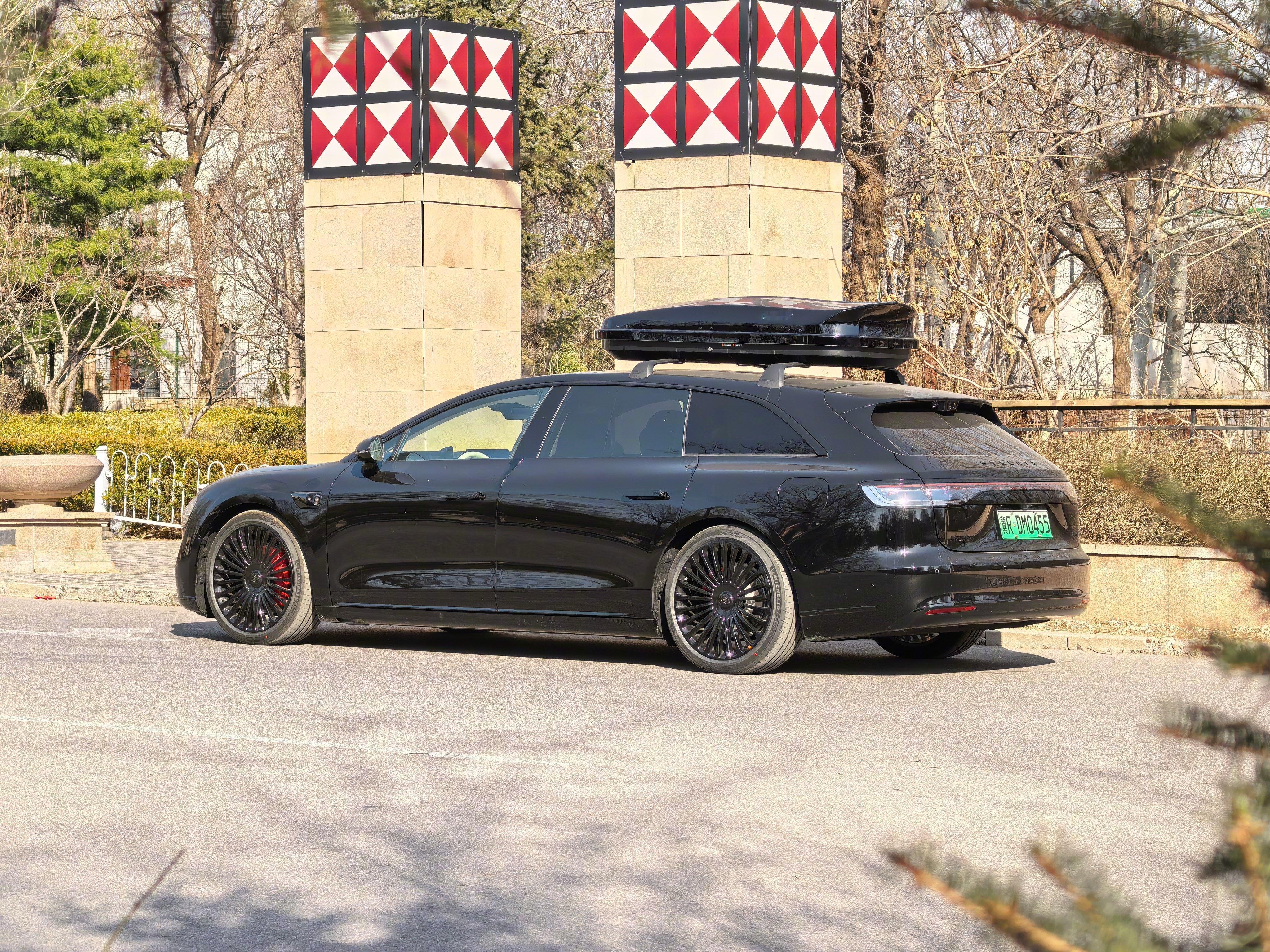 我的享界S9T黑车配黑轮配黑顶箱，白内饰。（春节期间没洗车，漆面不够亮）我另个旅