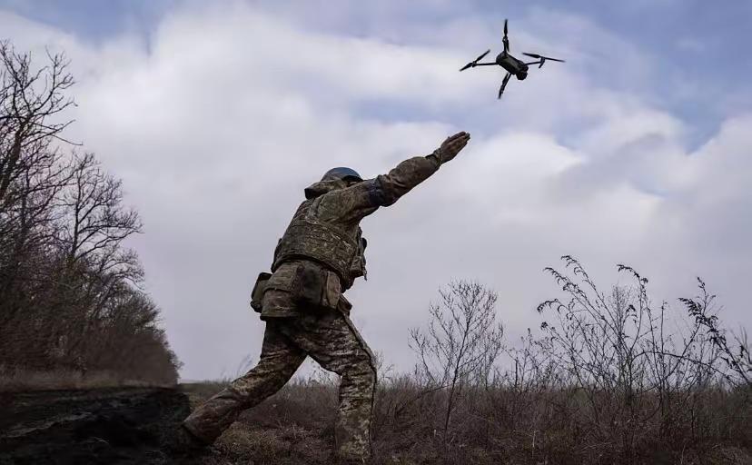 ​俄乌4年的战争改变了战场上的战术模式，这时候战场上已经使用了无人机。由于无人机