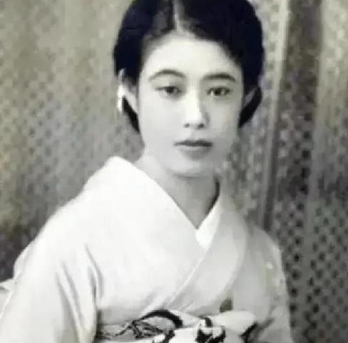康有为在日本时，恰逢第三位姨太太怀孕，便请了16岁少女市冈鹤子当女佣。初次见面，