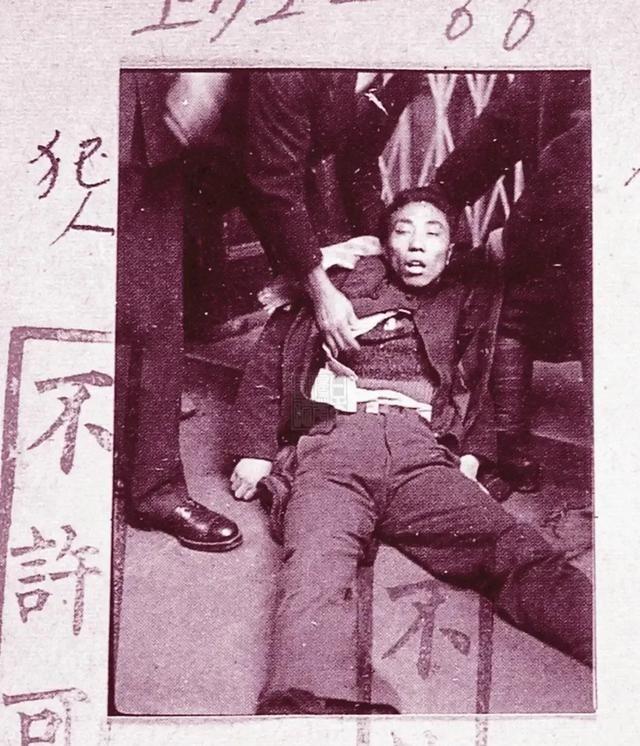 这是一张日军严禁公开的照片，但被日本国内反战人士泄露了出来，我们才得知照片后的壮