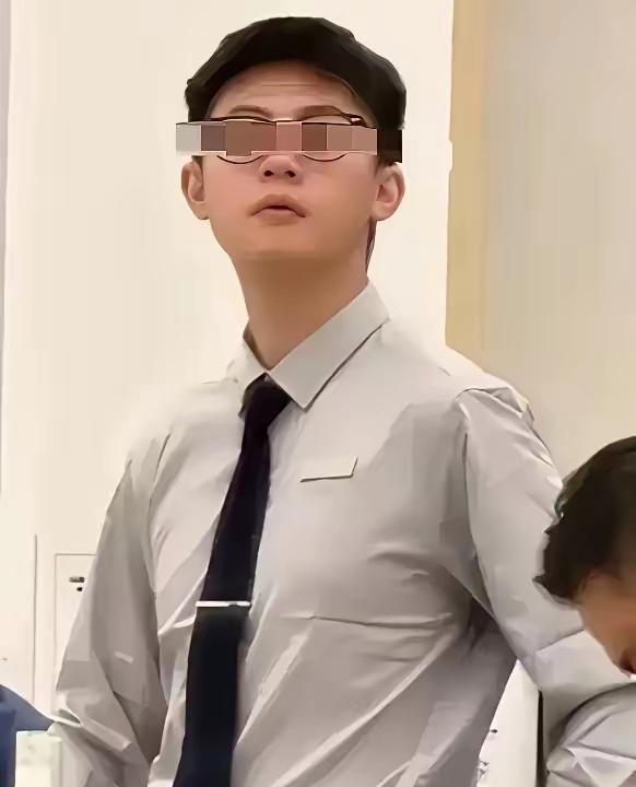 提裤走人的人被扒出来了，说是华为销售人员，听说已被公司开除，可惜了。其实地铁里