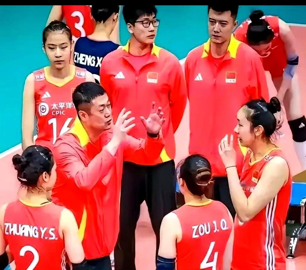 中国女排亮相北京，给人眼前一亮，前两场一胜一负都算正常，但是有一点感觉中国女排还