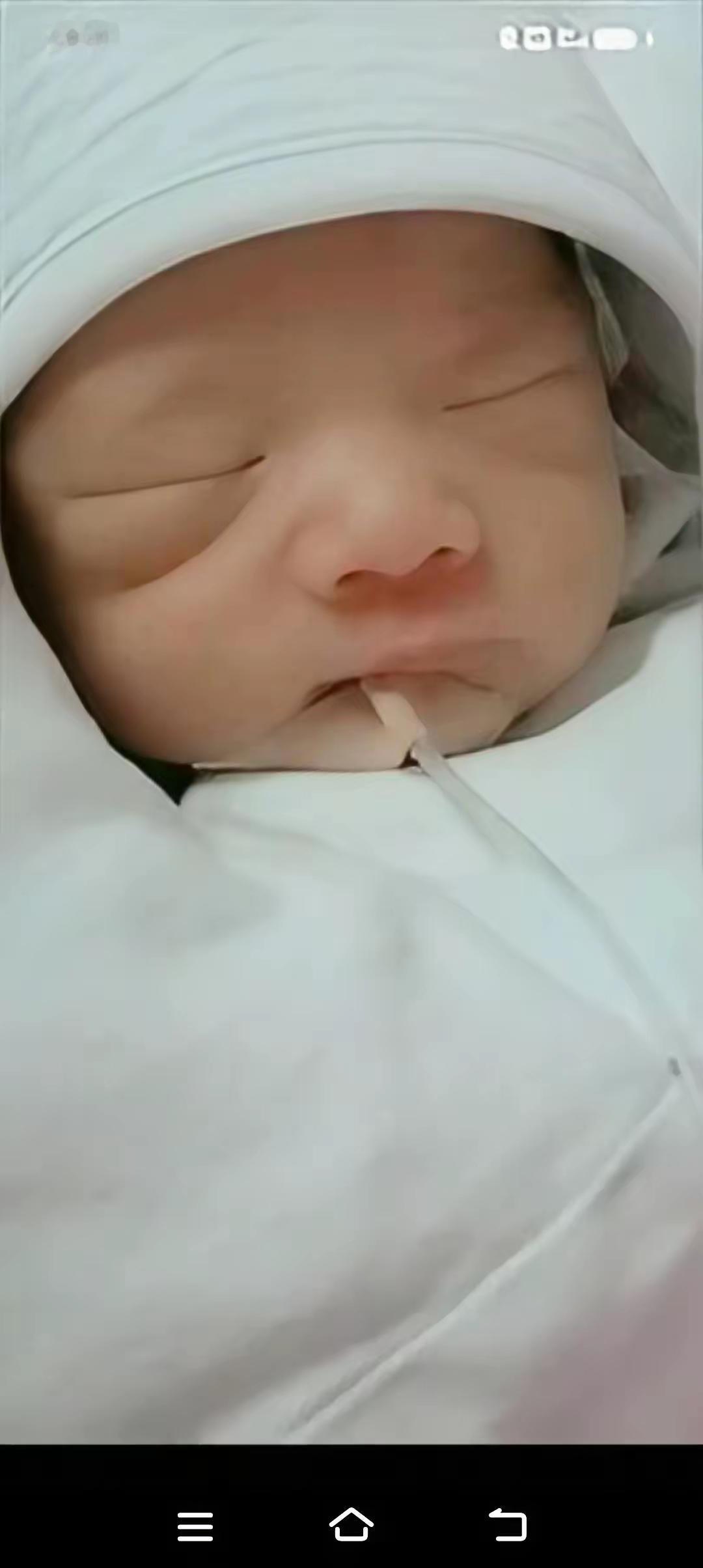 泪目！郑州刚出生3天的男宝全程嗜睡不睁眼，不哭不闹像个“乖天使”，全家还以为娃儿