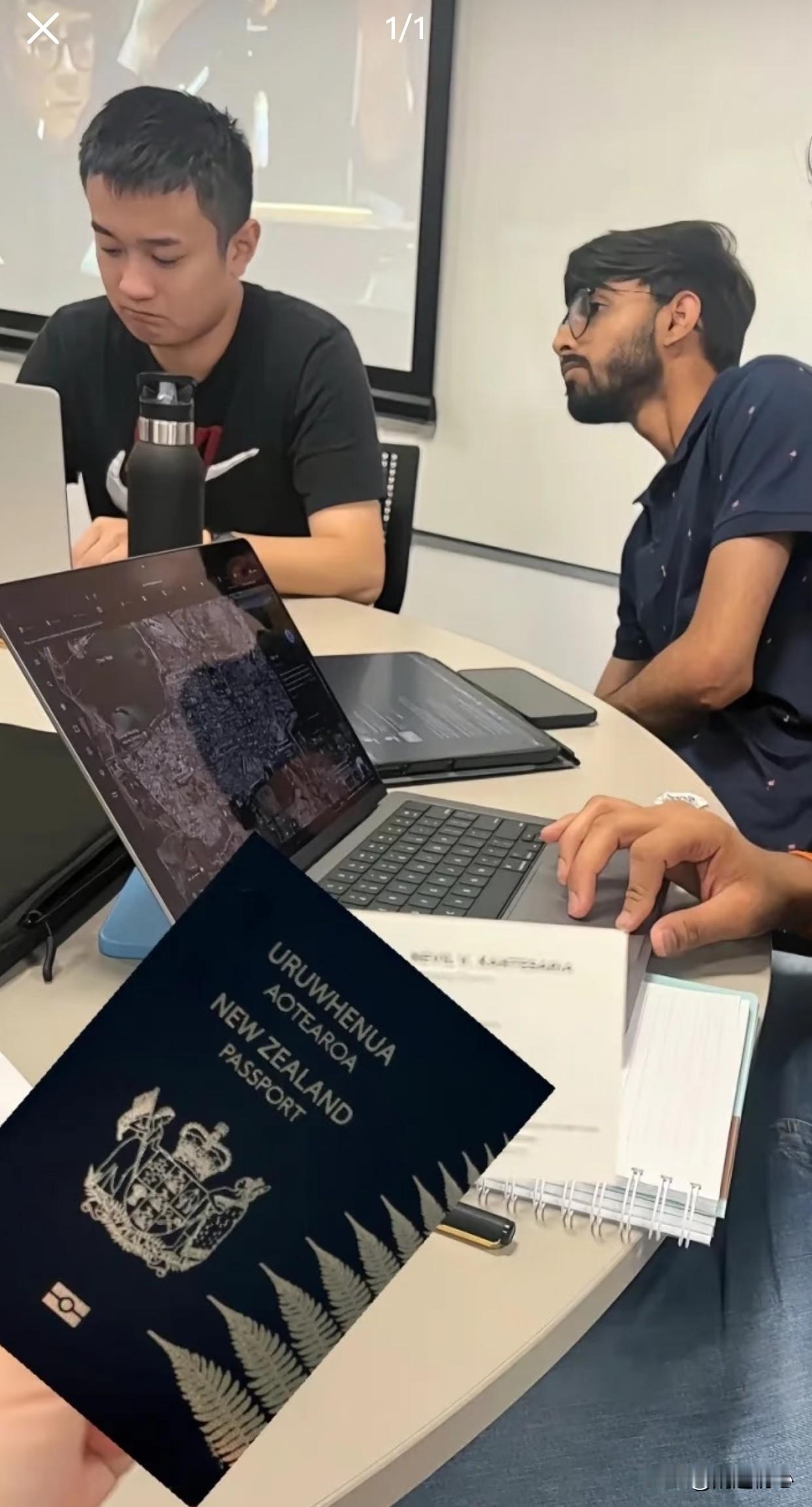 阿三：朋友在看什么呢？朋友：在看国际新闻阿三：有什么重大消息吗？朋友：有是