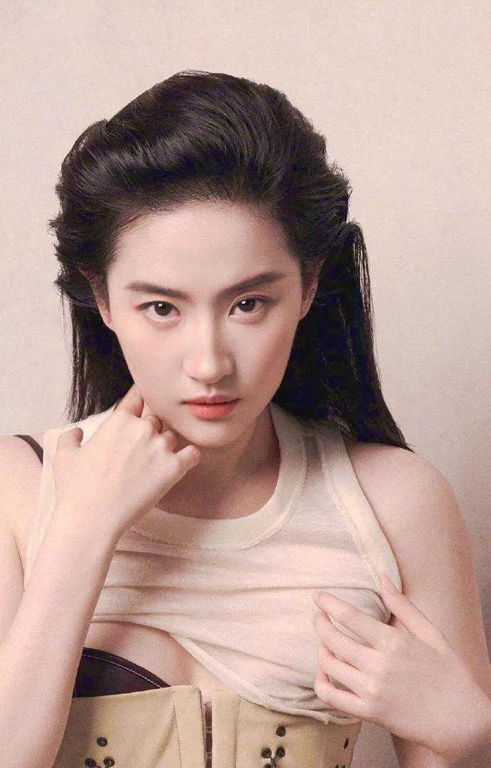 谁懂啊，刘亦菲这张大片里的手​