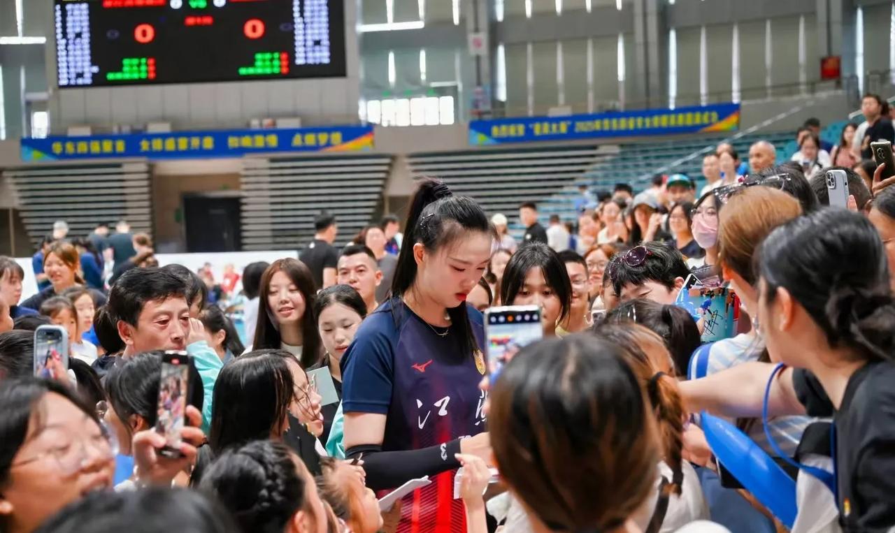 张常宁首次以教练身份亮相国内排球赛事，受到球迷追捧支持，签名签到手软。之前明确表