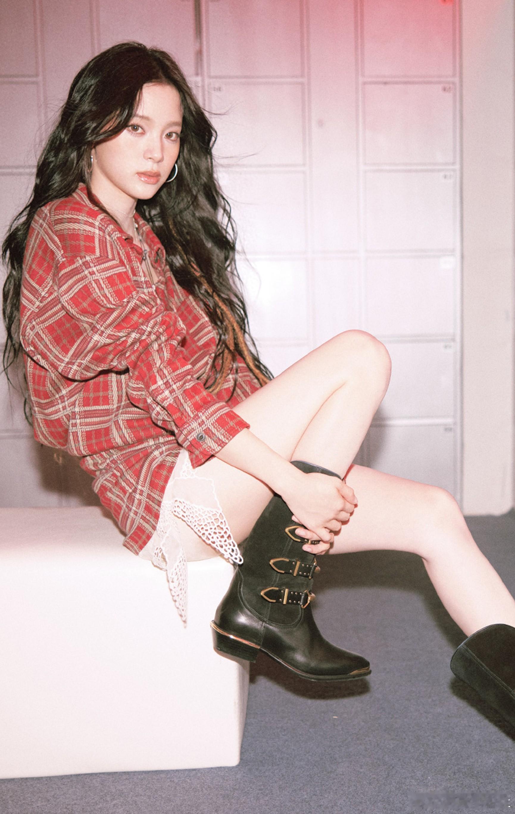 欧阳娜娜的腿又上热搜！纤细笔直的线条，生图里状态直接拉满，网友：“是被上帝吻过的