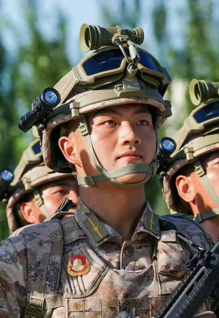 泪目了！汶川地震那个被救小男孩，以空降兵少尉身份参加阅兵！哇塞！真的全身鸡皮疙