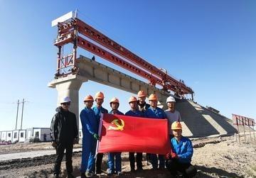 遇山凿洞遇水架桥，3000多名当地员工参与修建中吉乌铁路。一个很有意思的现象