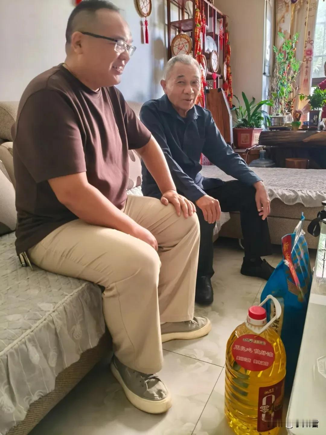 老王的孙子从国外回来了。孙子在美国什么坎特雷拉大学，反正没听过。老王特别喜欢他的