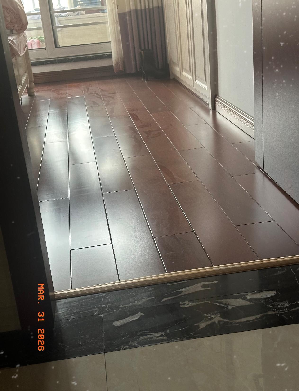 同事出差提前一天回家，一进门就发现妻子不在，地板上全是灰，踩上去都能留下脚印。他