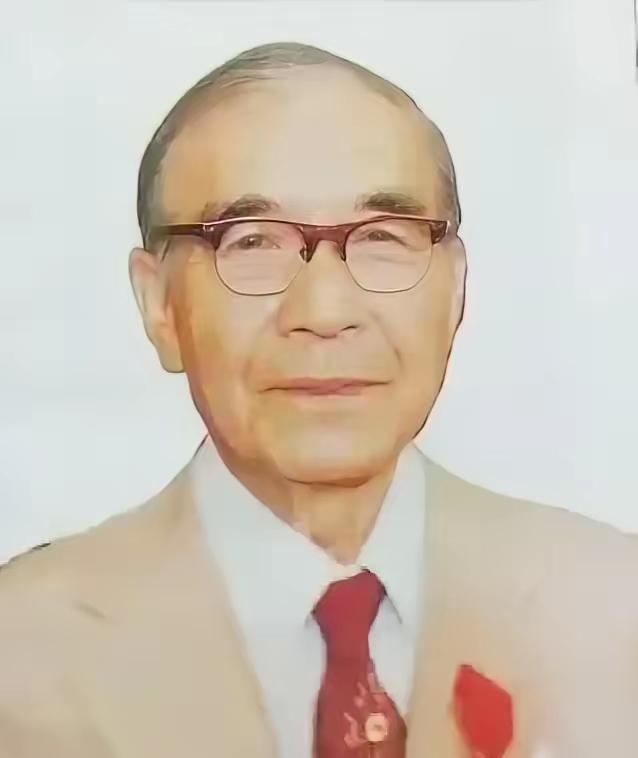 有天，85岁的邝安堃喝迷糊了，把家里23岁的小保姆当成了自己老婆，抱着说：“我好