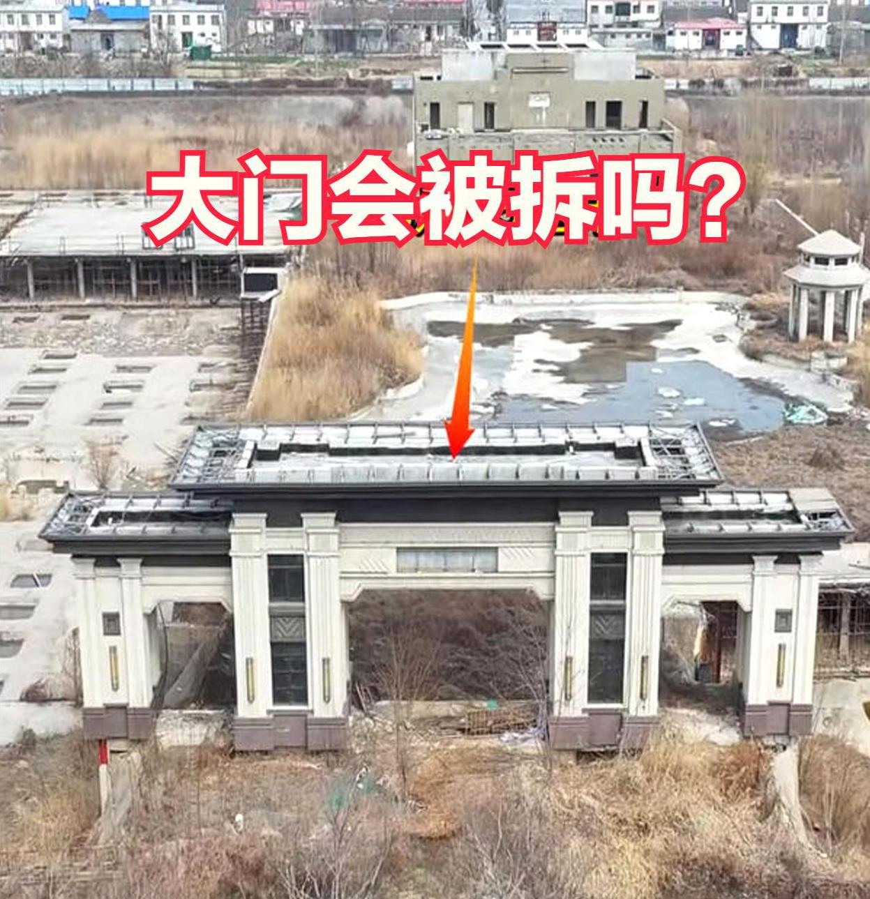 不得不说，这个小区大门很气派，杂草长了一茬又一茬，大门的外墙依然跟新的一样[