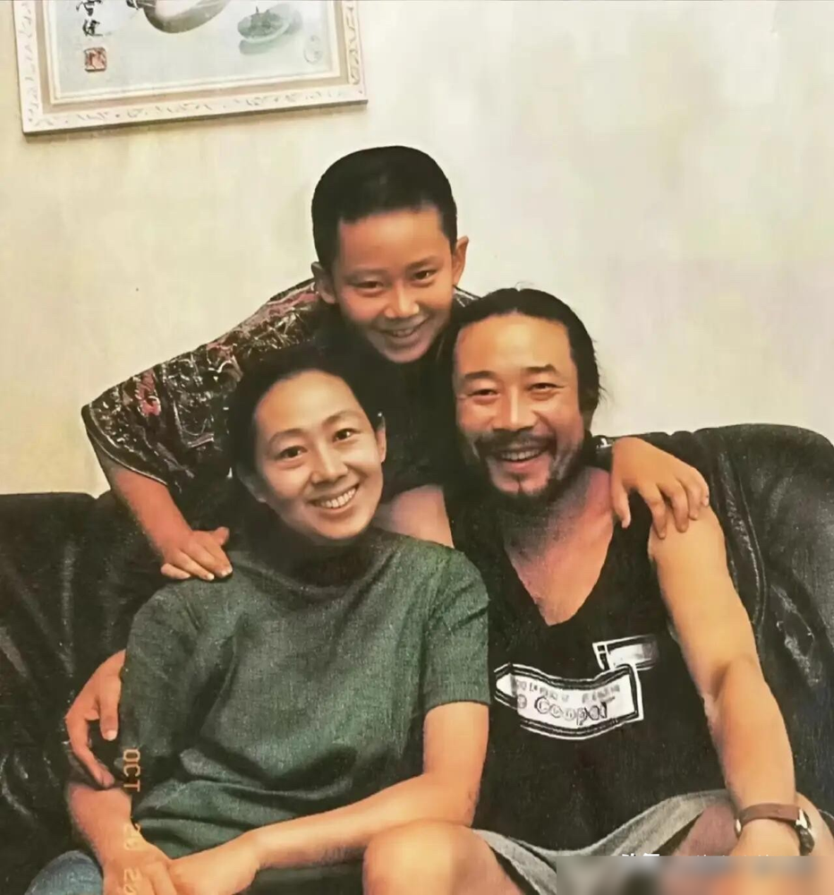 这张合影里，李雪健媳妇于海丹的眼神，藏不住事。83年结婚，没婚礼，就一碗饭、一张结婚证、几张合影。她