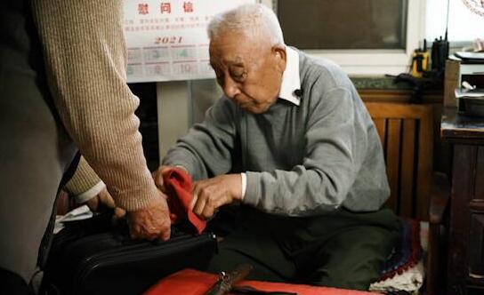 1996年，滕西远私藏两支枪，民警让他上交，可他却一脸淡定：“这两支枪，一支是开