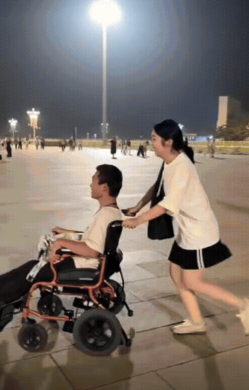 看哭了！北京，女生带脑瘫好友看升旗圆梦，结果，因为跑得慢，他们没有占据前面的位置