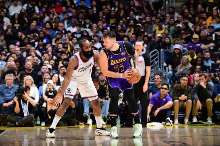 湖人东契奇43分掀翻快船，詹姆斯不老里夫斯末节18分定胜局