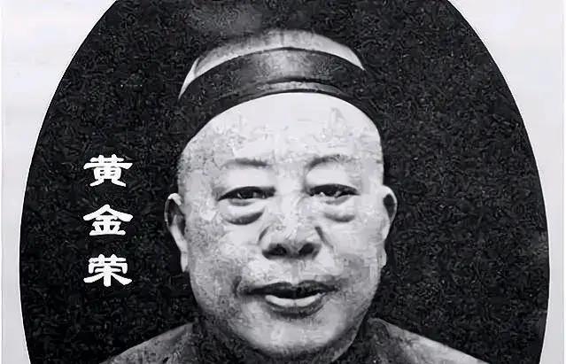 1922年，50岁的黄金荣迎娶20岁的露兰春。宾客散去后，黄金荣美滋滋地说：“你
