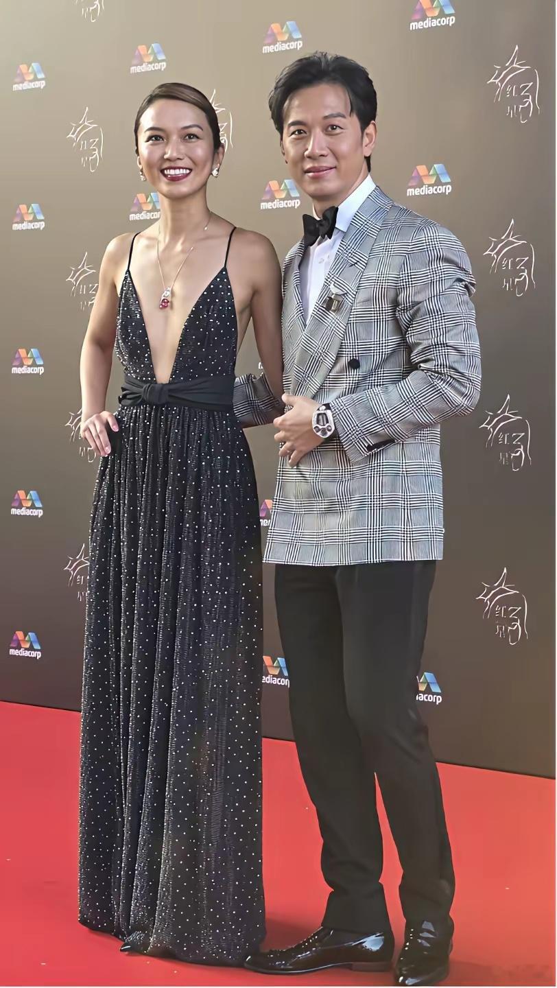 这两人谁呀，有认识的吗？这身材也太干瘪了！​​​