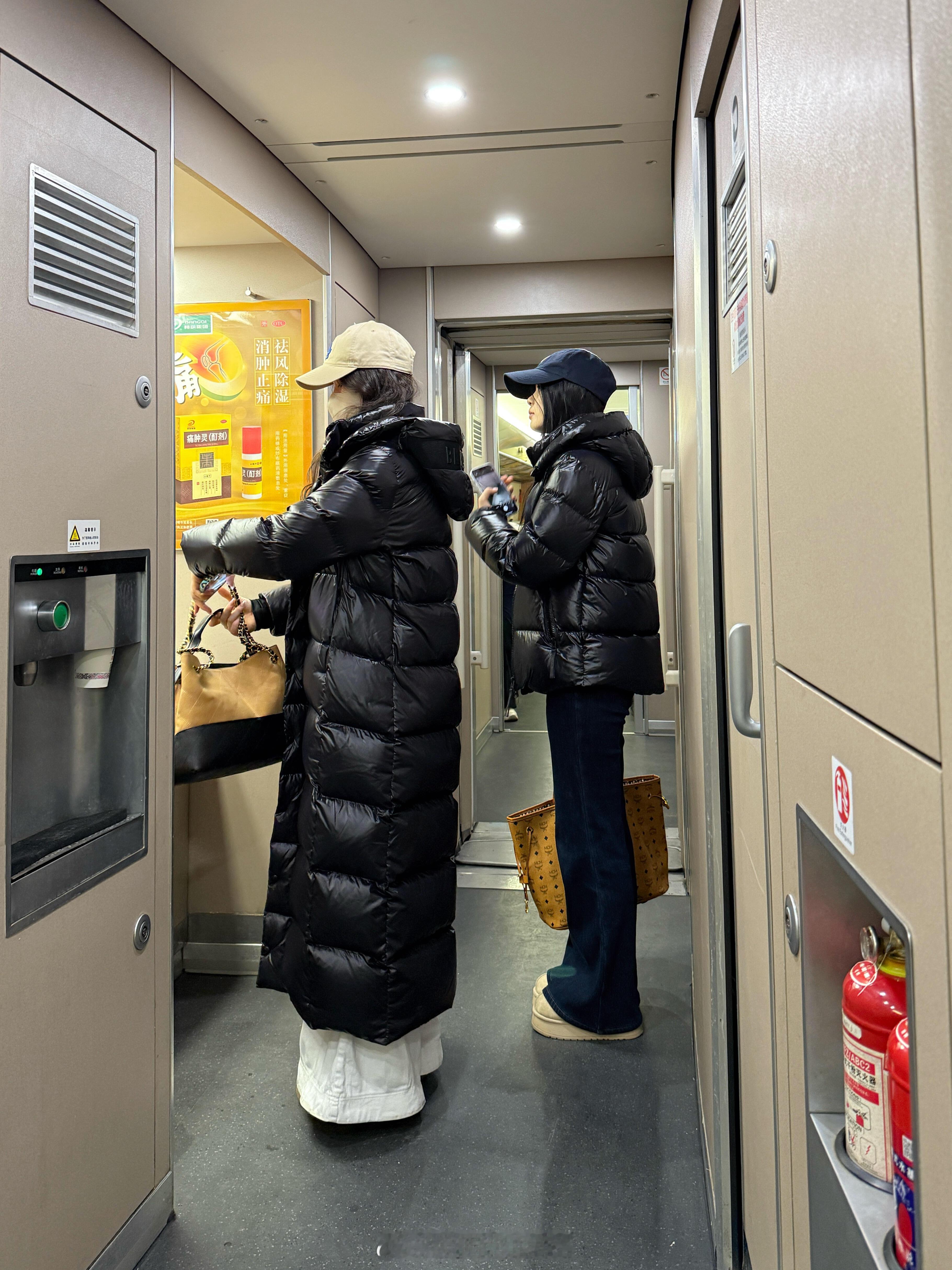 高铁上看到的，我的梦中情羽绒服！之前就想试试这种黑金款的羽绒服但是怕显得廉价，今