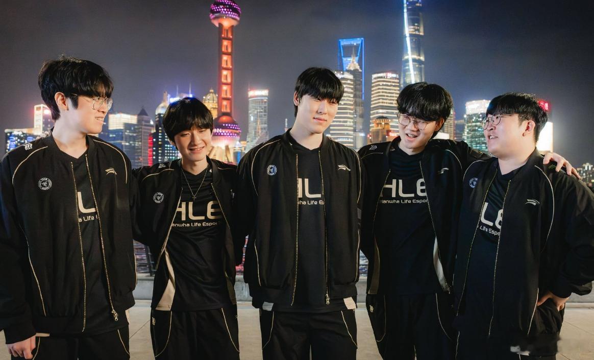 果然韩旺乎也在吃瓜的第一线啊！登上微博后，Peanut第一时间关注了BLG-Vi