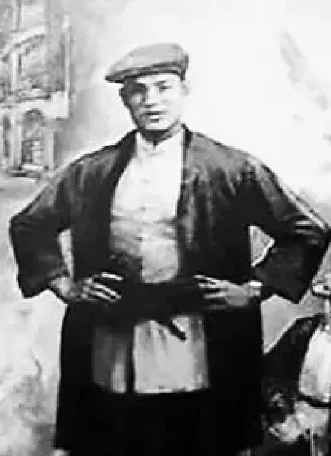 1943年，东江纵队队长刘黑仔被俘，被日军关入了一个满是污秽的粪湿地牢，苦苦折磨