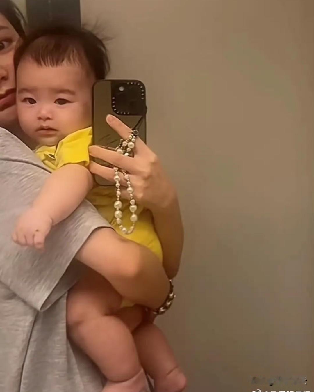 马筱梅又来晒儿子，4个半月汪吉辰刚睡醒，被妈妈抱在怀里一脸呆萌，小家伙腿胖得看不