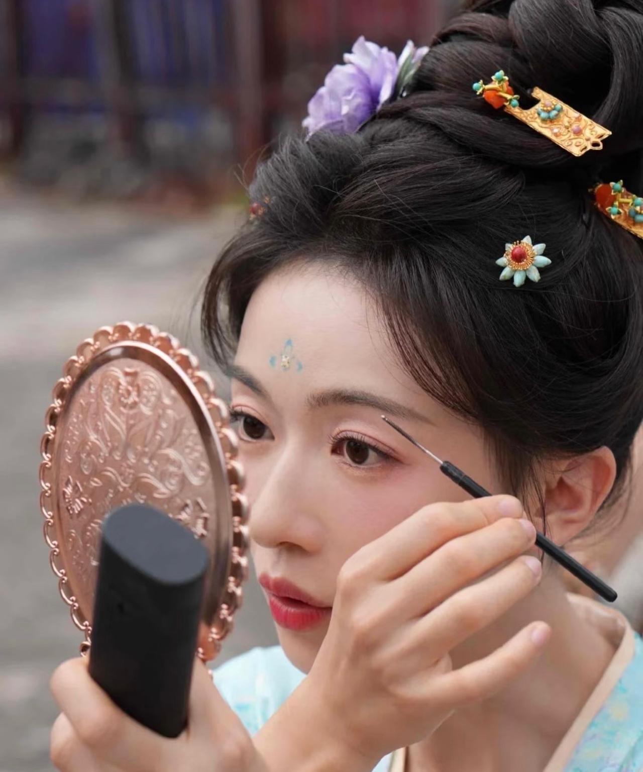 现在最庆幸的应该就是吴谨言了因为她可能是于正公司唯一一位可以说是“幸存者”的