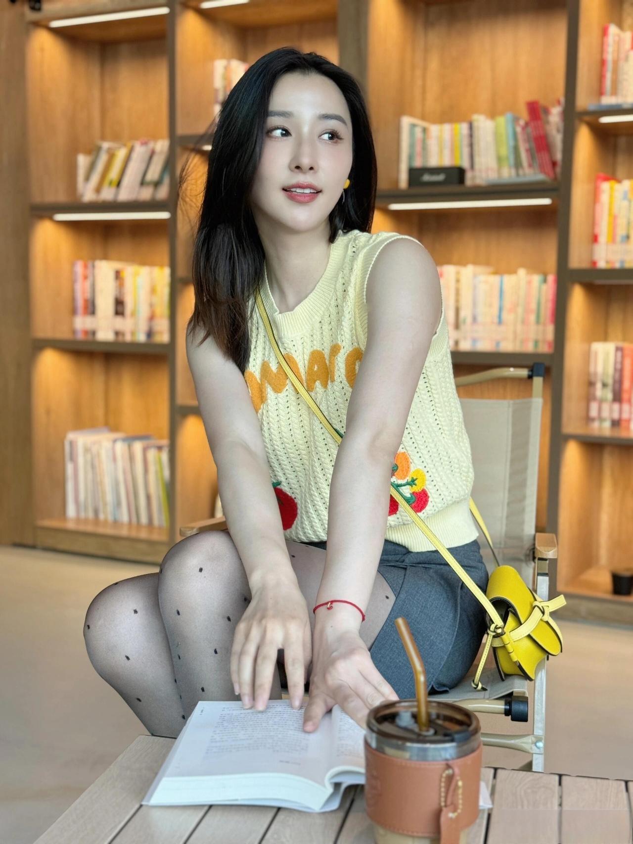 这套是“甜趣清新的黄灰撞色”穿搭，适配文艺室内场景，活泼与柔美感兼具：-