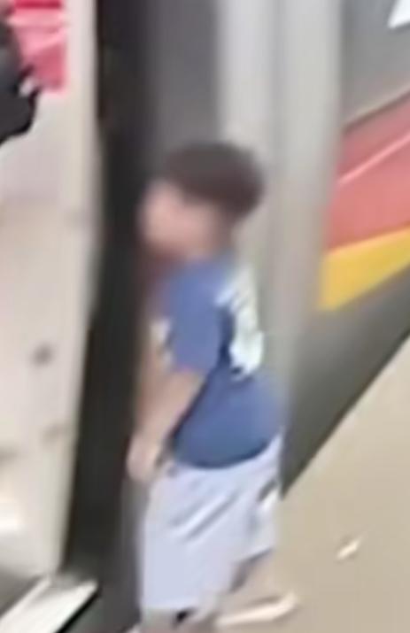一个父亲关键时刻隐身，女子见义勇为却惨遭网暴，以后还有多少人敢站出来伸出