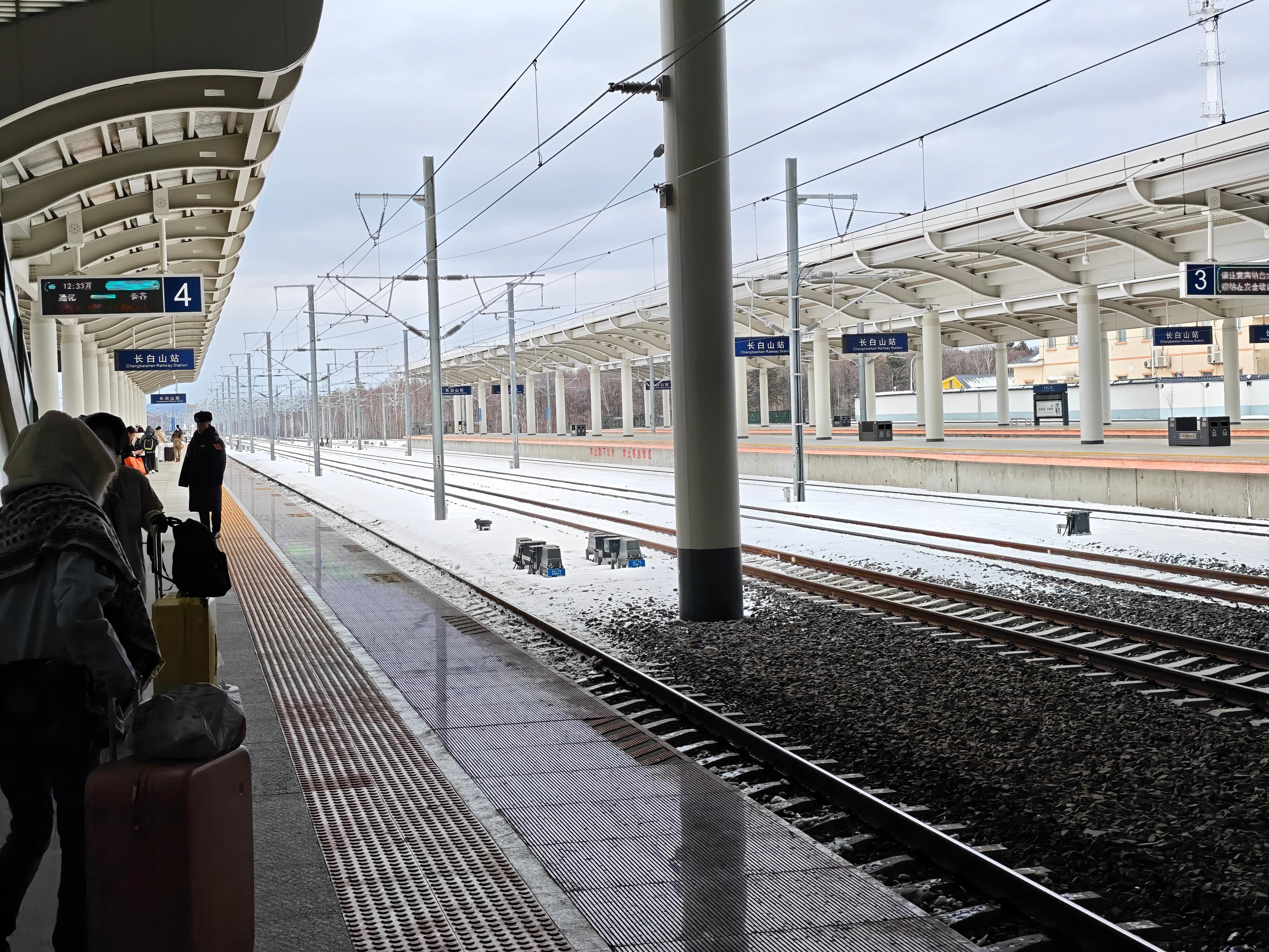 说个认知，现在我在外面折叠屏看不到华为以外的产品，中年到了青年只要是折叠屏一律华