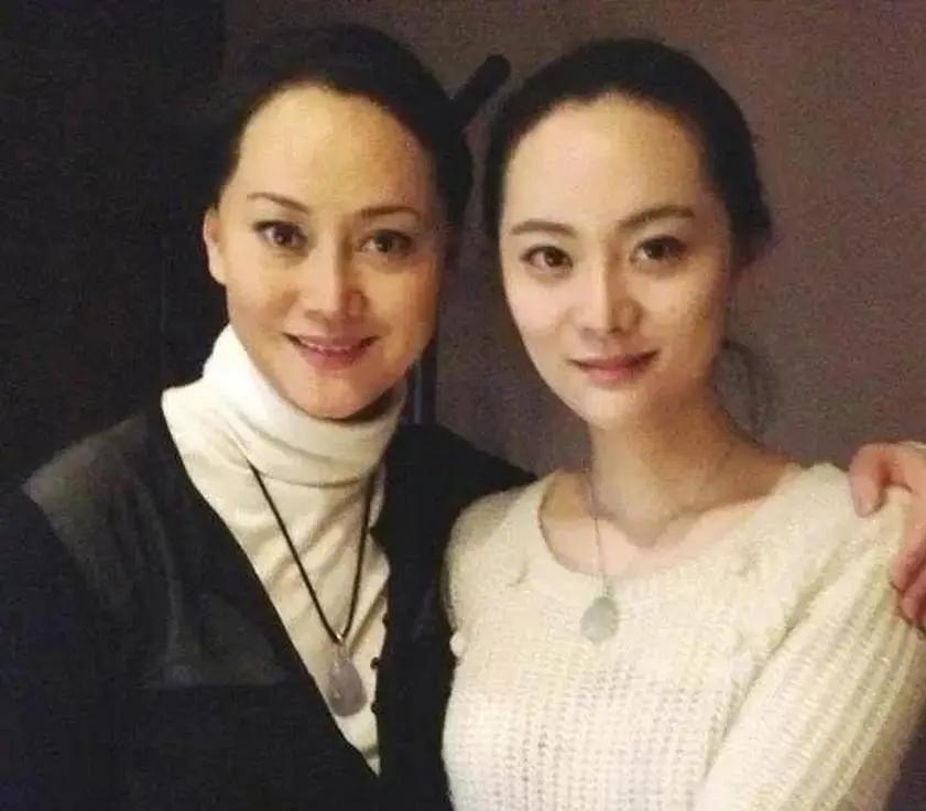 1983年的京剧后台，21岁的宋佳盯着张学津给学员说戏的侧影，他鬓角的白发沾着舞