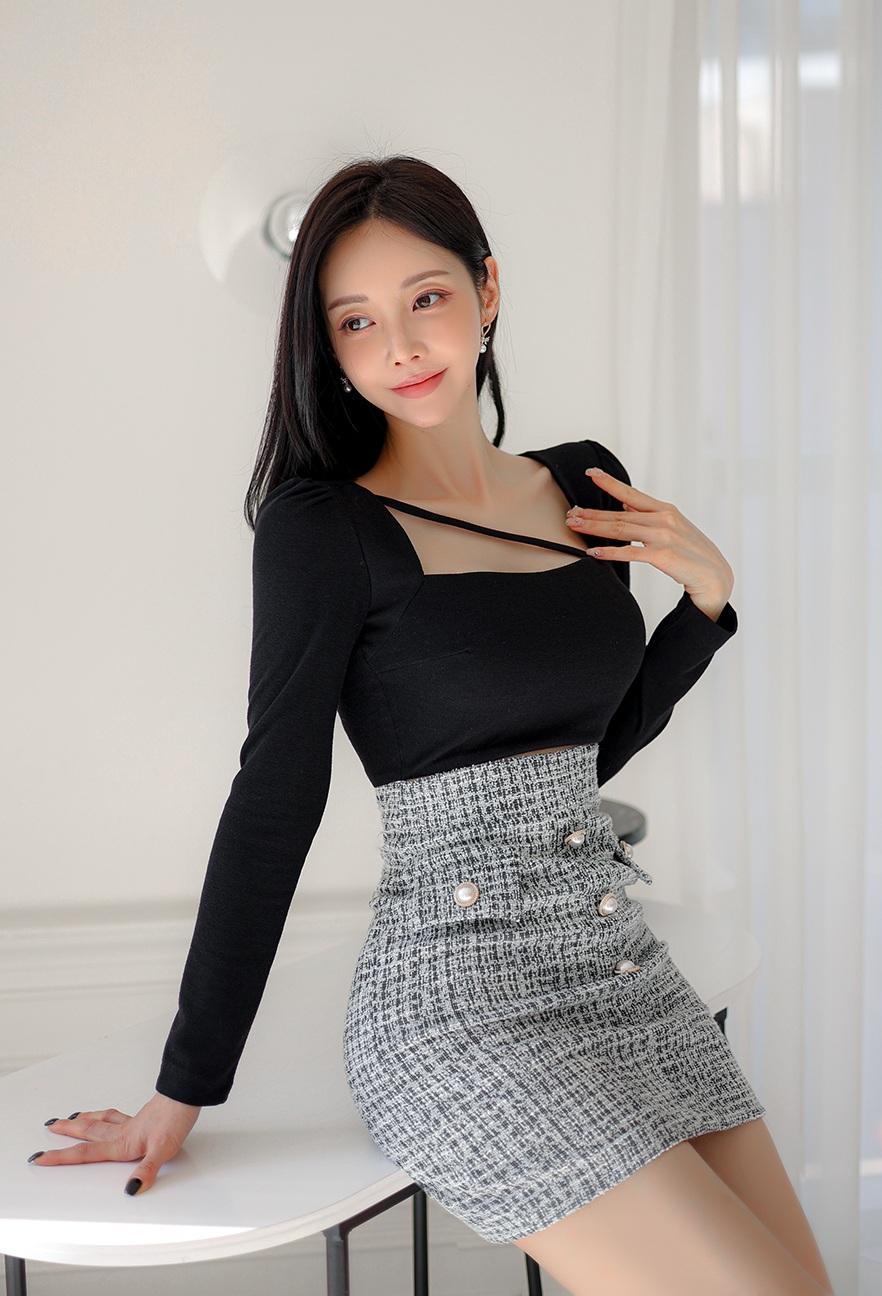 今冬“短裙+黑丝”火出圈了，优雅黑裙搭配格纹短裙，再配上黑丝，气质直接拉满！