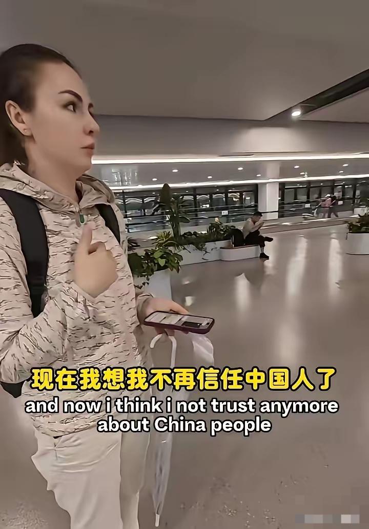 乌克兰美女上海机场丢万元苹果，民警志愿者连熬3天帮找回，拿回手机当场翻脸：再