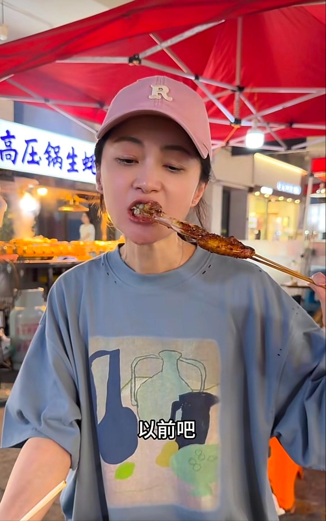 7月31号深夜，44岁的姚笛在老家街边的大排档里，一个人对着一盘烤串，举着啤酒瓶